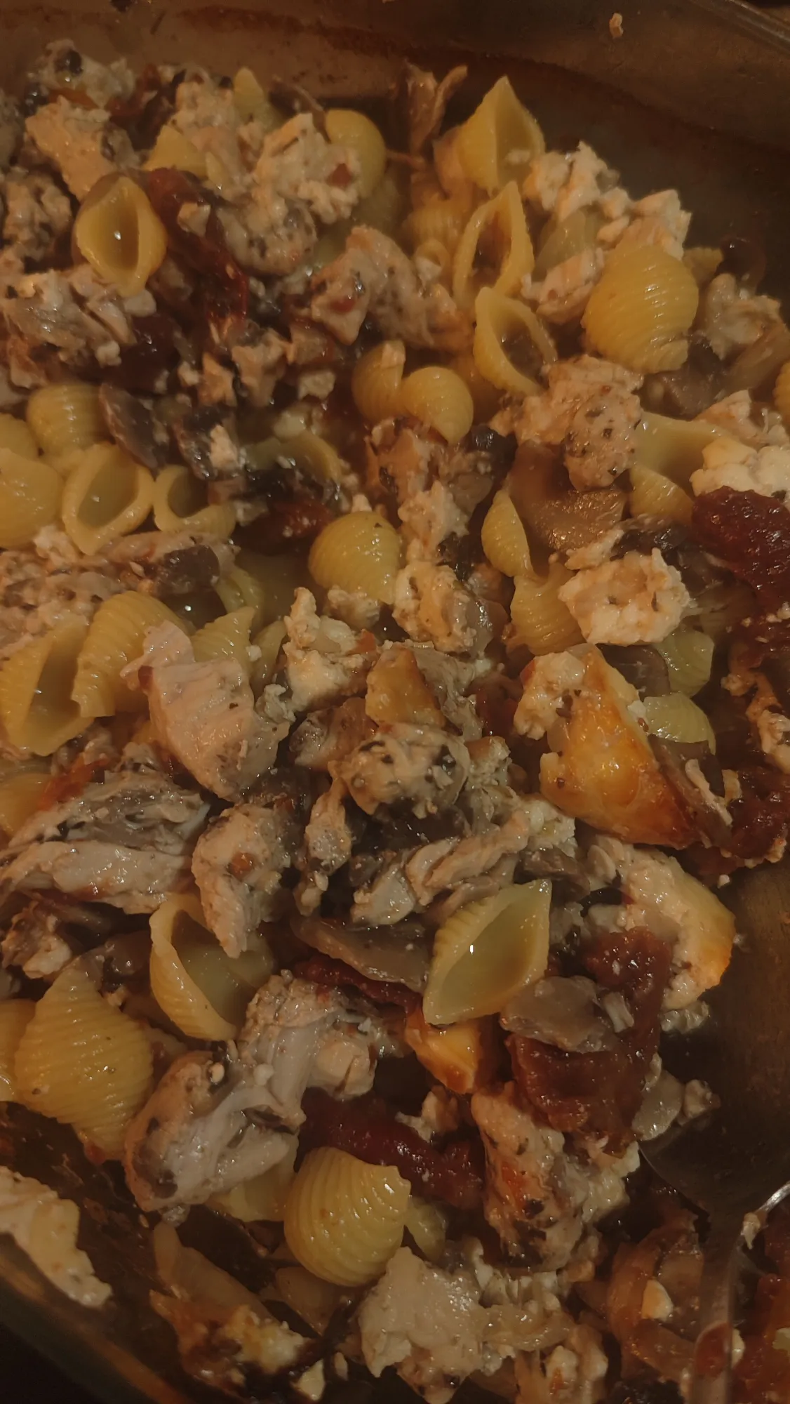 Отдельно отвариваем макароны. Добавляем их в нашу смесь и добавляем ещё тёртого сыра и вяленые томаты. Это не для заморозки, это для поесть прям щас)