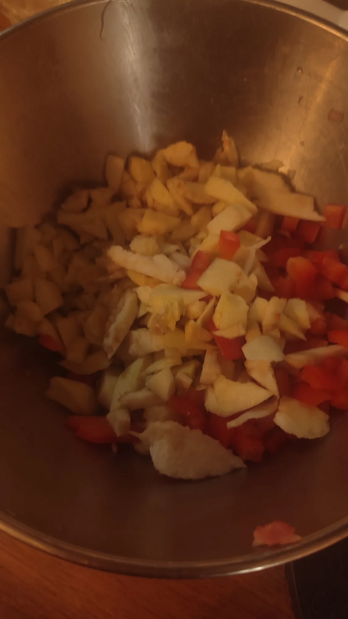 К ним добавила ещё остатки перцев мелко нарезанных и чуть свиного фарша