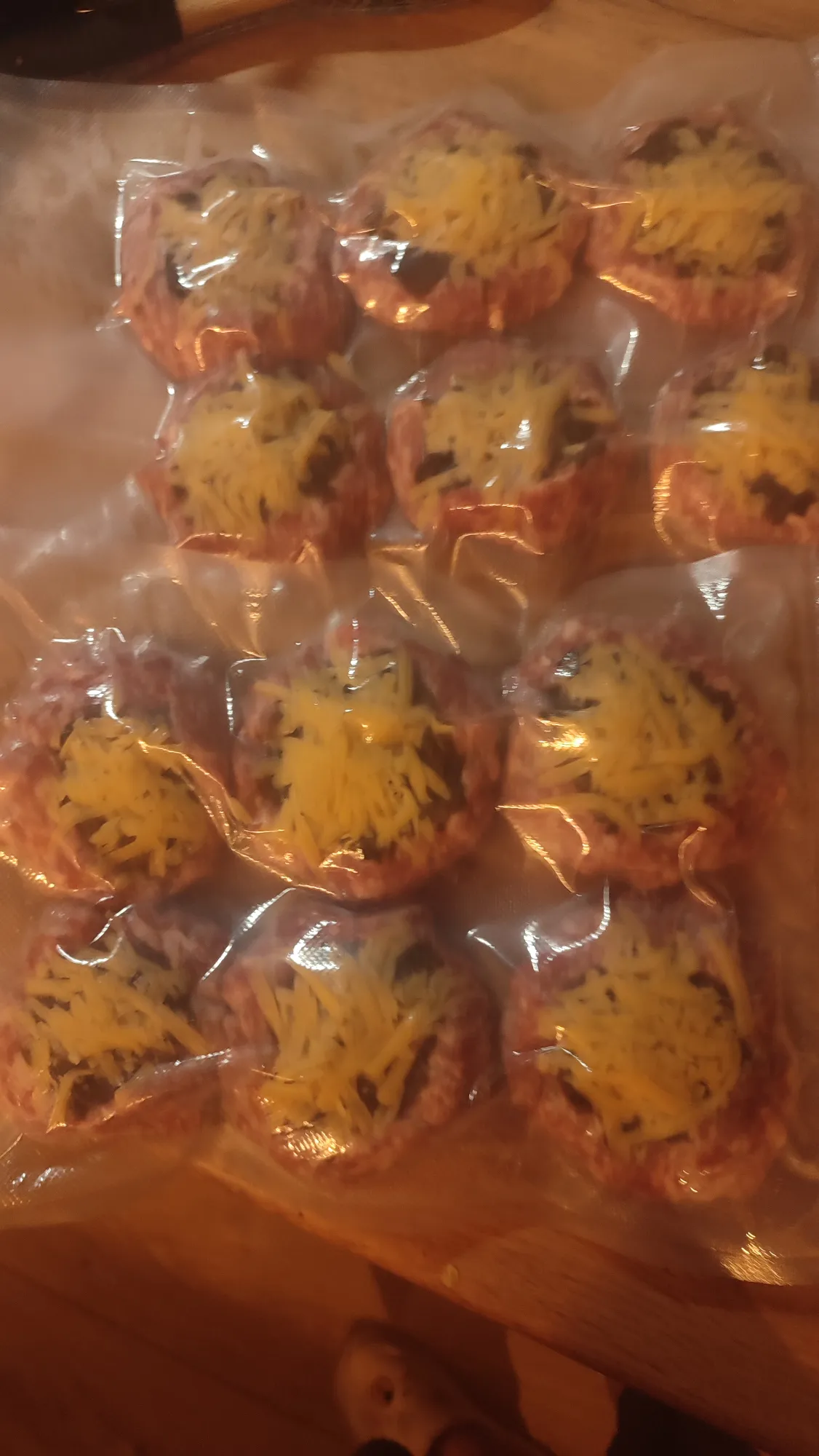 Вакуумируем(можно без вакууматора,просто в холодильнике подмораживать,а потом по пакетам,но мне так удобнее. Да и почему бы не пользоваться благами цивилизации)) когда нужно будет приготовить, так же как перцы немного размораживаем и минут на 30 в духовку на 180 градусов)