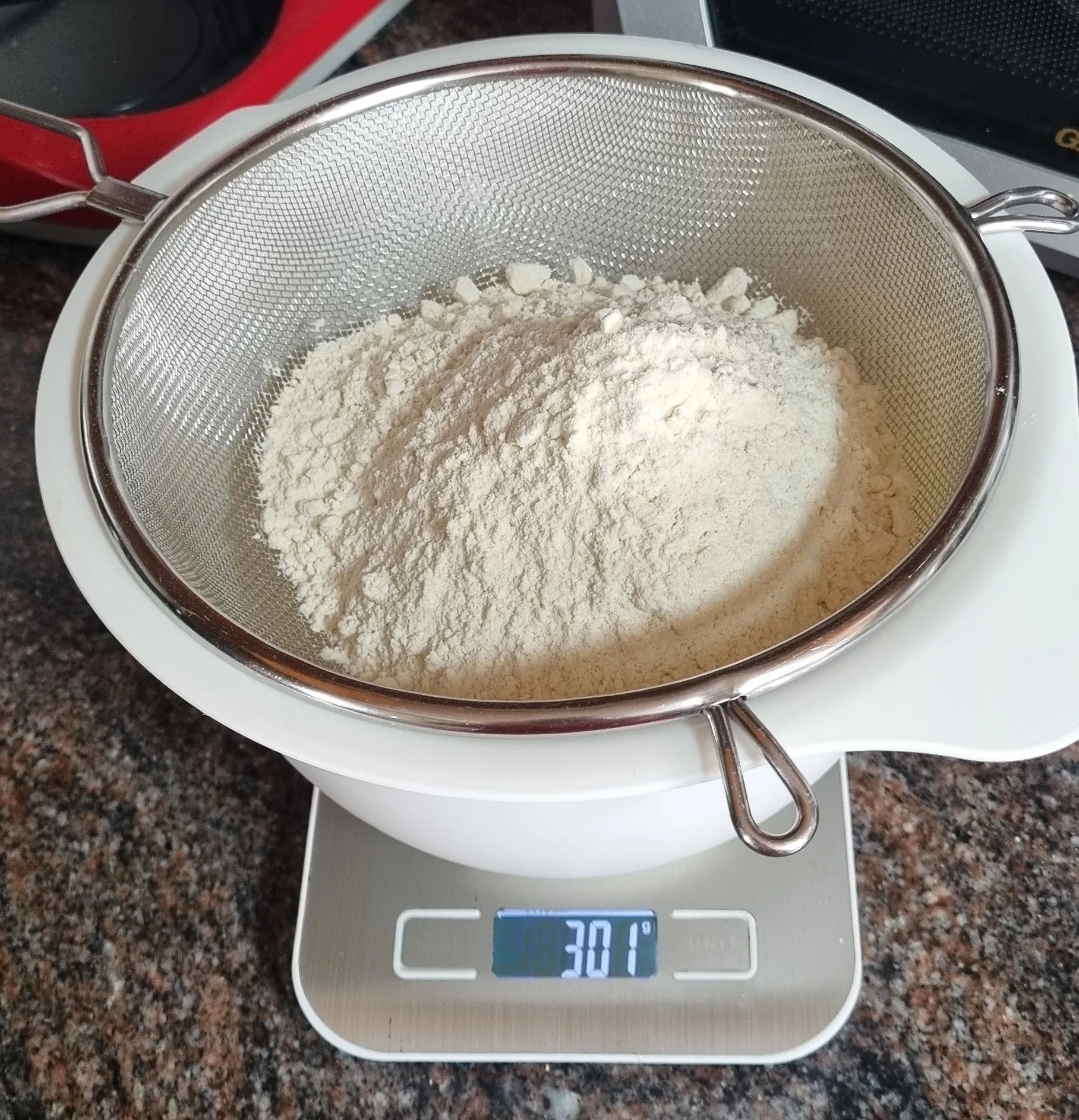 Отмеряем и просеиваем муку