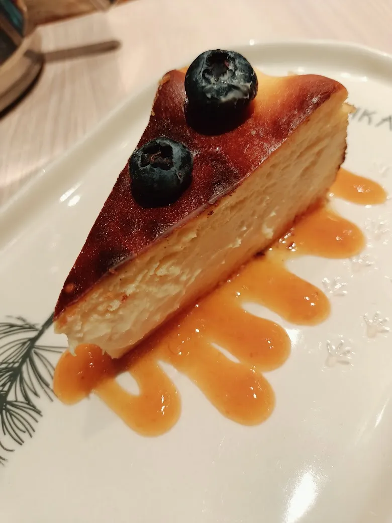 А вот это отвал башки - баскский чизкейк. Это что-то невероятно вкусное! Моя любимая фраза "десерт без шоколада - деньги на ветер", но тут я взяла эти слова обратно, потому что он без шоколада и отработал каждую потраченную на него копейку ))
