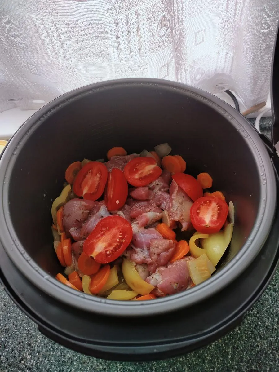 Закидываем мясо и помидоры, ставим режим тушения как минимум на час. Пару раз открываем мультиварку для помешивания