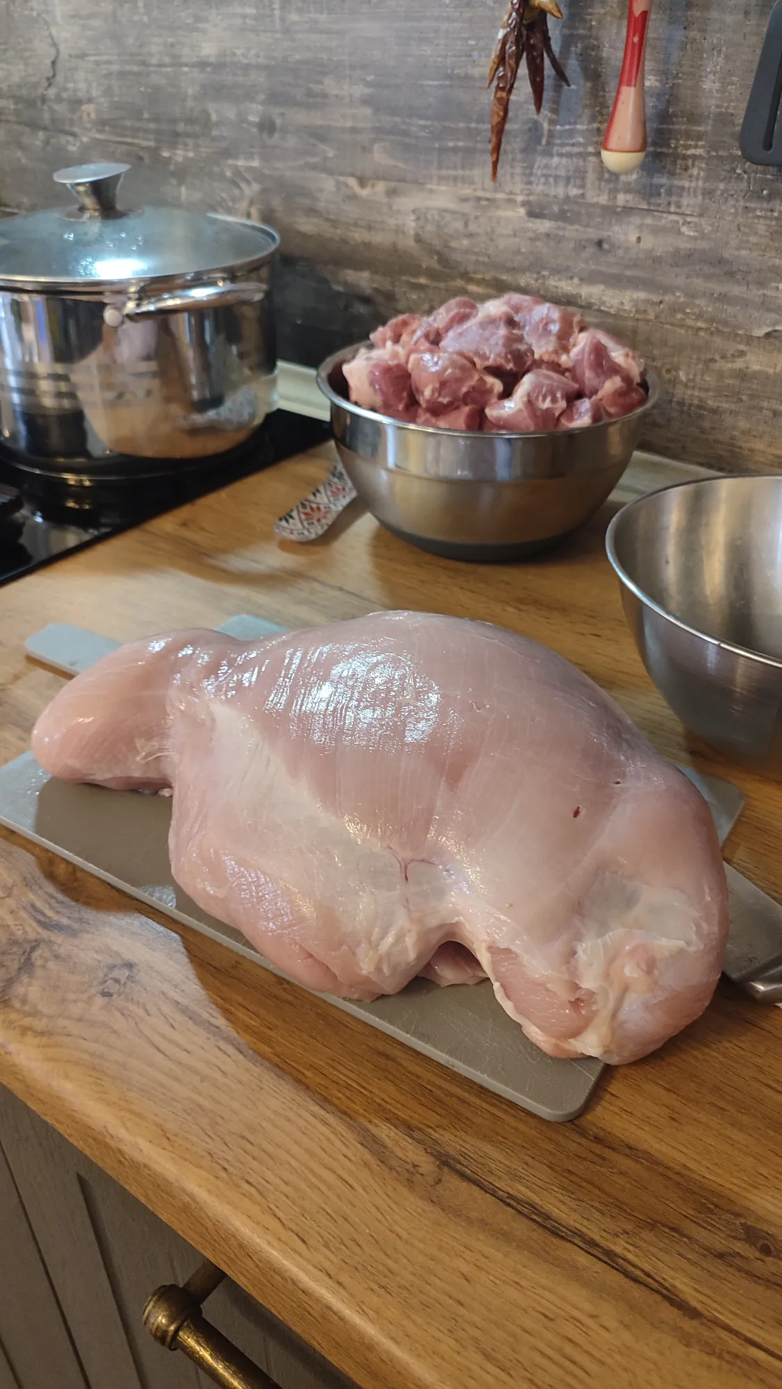 Свинина уже разделена на фоне)