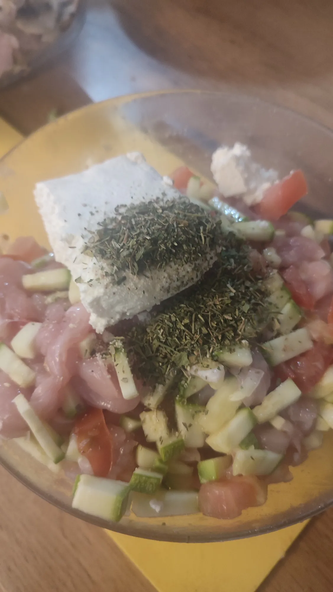 Подготавливаем начинку для болгарских перцев. Туда пойдет кабачок, помидора,творог и мясо индейки(половинка от мелко нарезанного) добавляем специи, у меня соль, орегано, итальянские приправы и чеснок