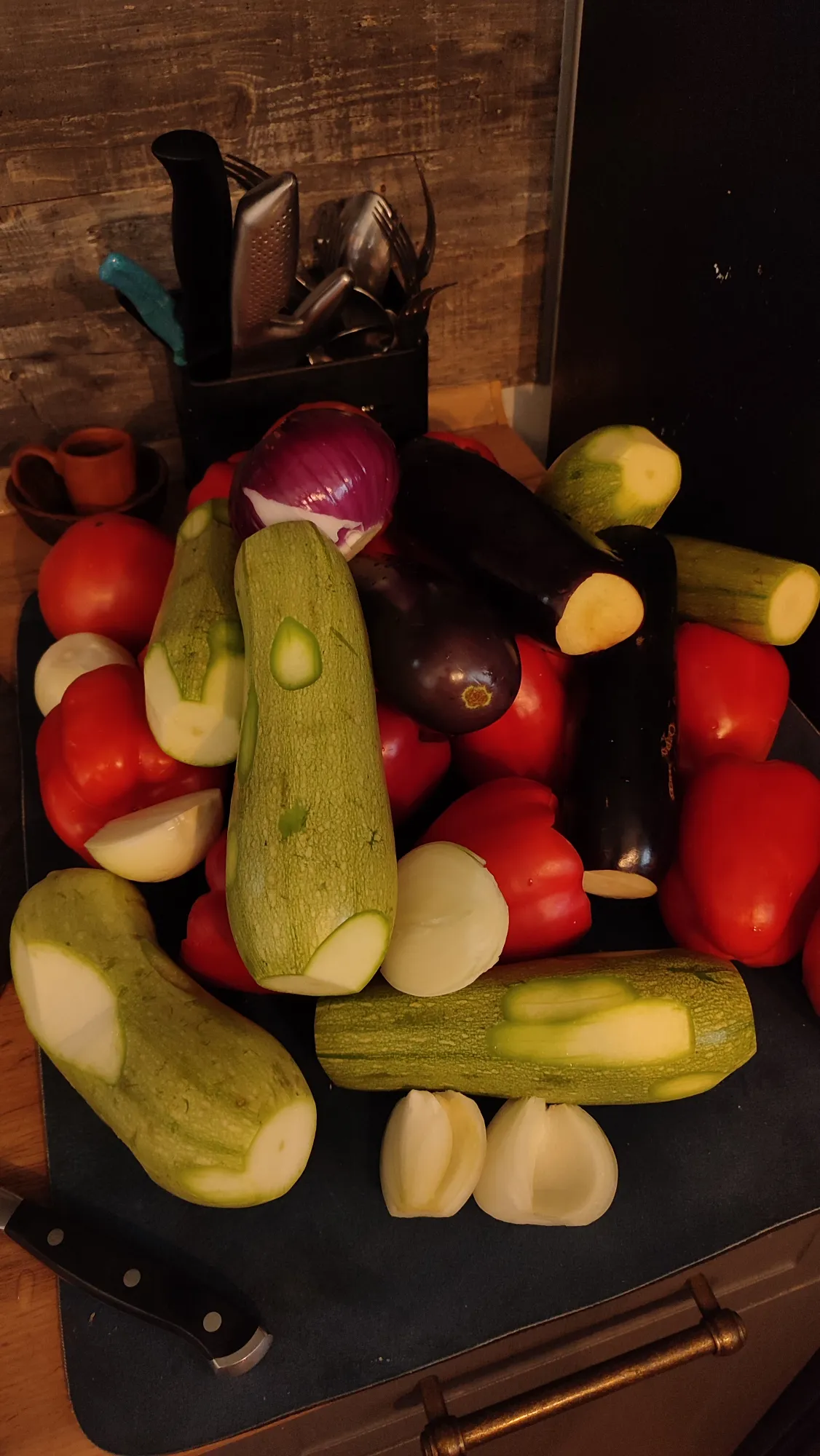 Также помоем несколько помидоров, лук и чеснок еще