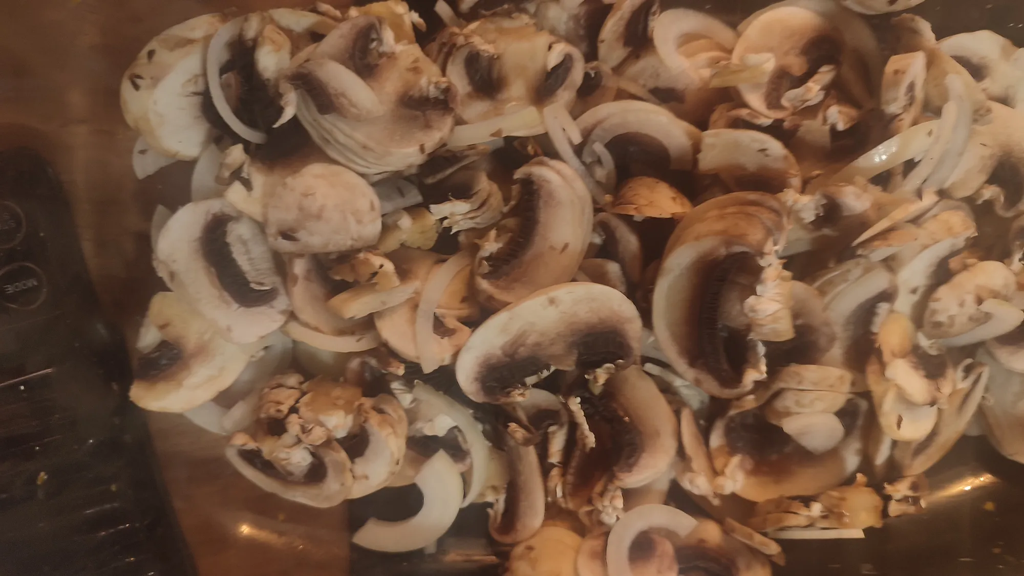 Шампиньоны моем, отрезаем ножки, и половину режем вот так, кладём в форму для запекания, и добавляем лук