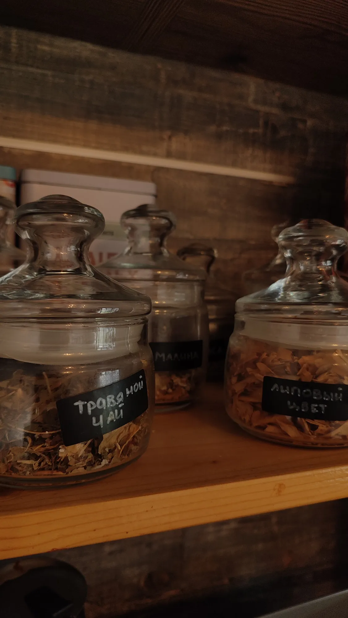 Не стала далеко ходить, сфотографировала полочку дома) но, в свое оправдание могу сказать, что я их протёрла)) так что энергию затратила)