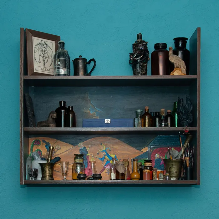 На полке поселились всякие пигменты и прочая шелуха для изготовления красок или туши или чего захочешь