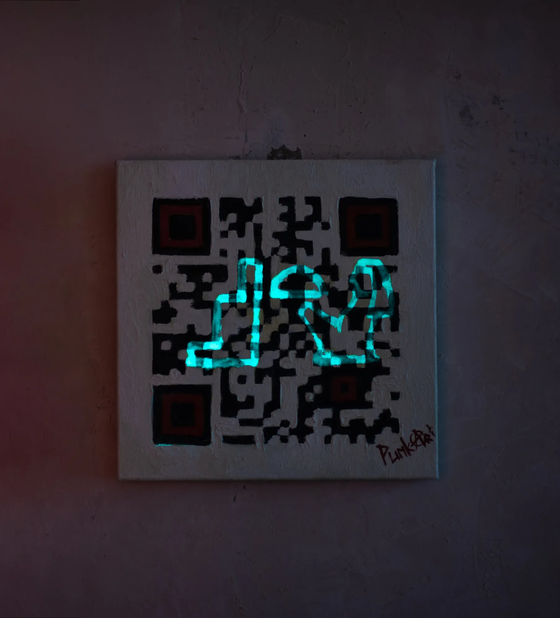 Зато в темноте светится)