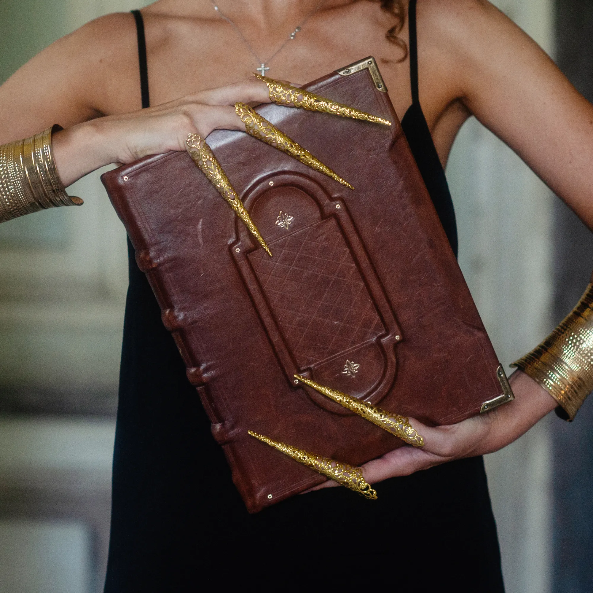 Попросил модель на съемке подержать красиво)