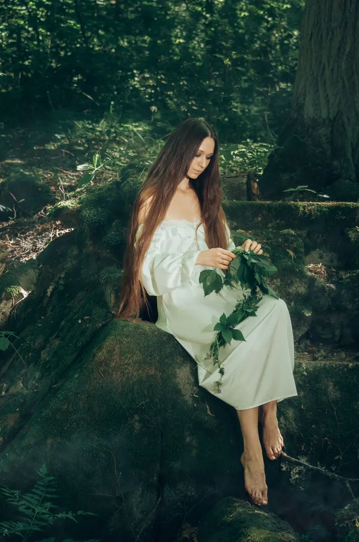 Походка и жесты осторожны и легки