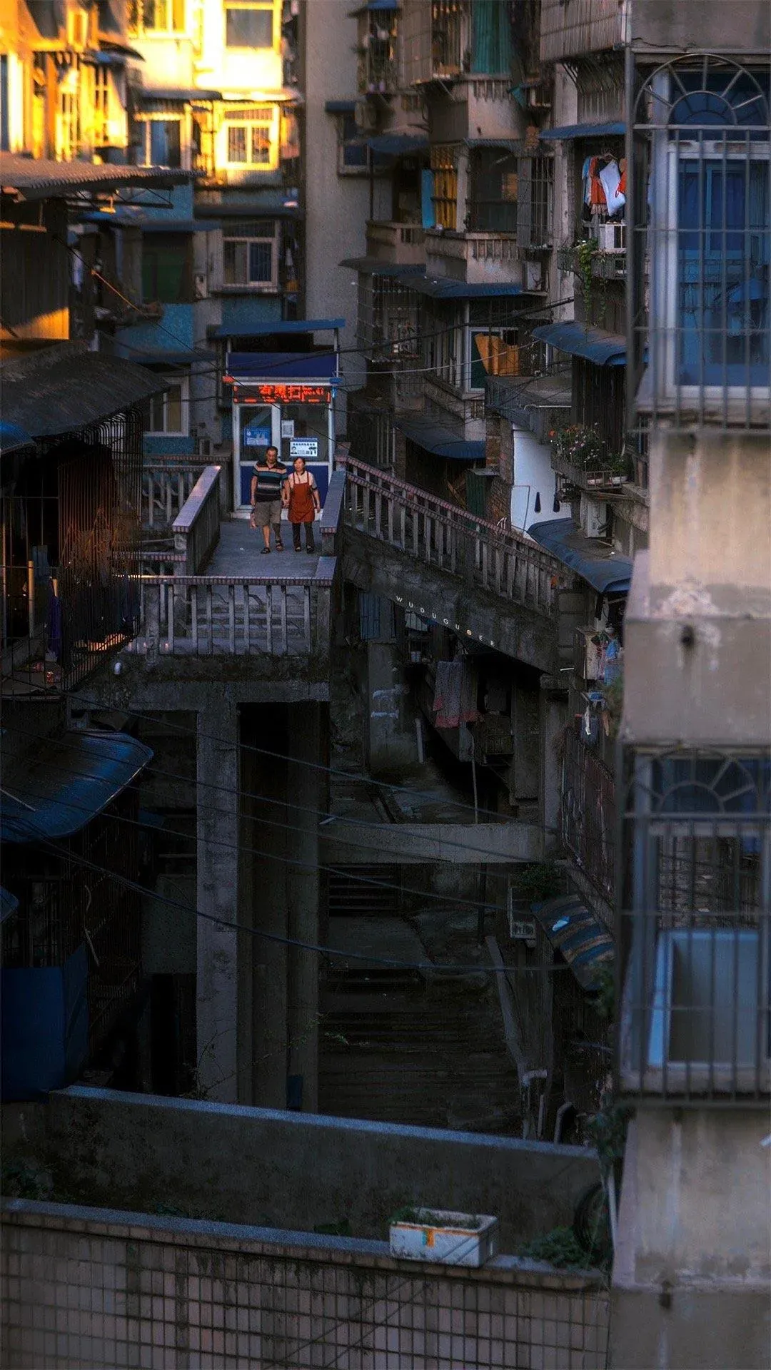 Чунцин. (тут ещё не всё показано, как там закручено меж зданий)