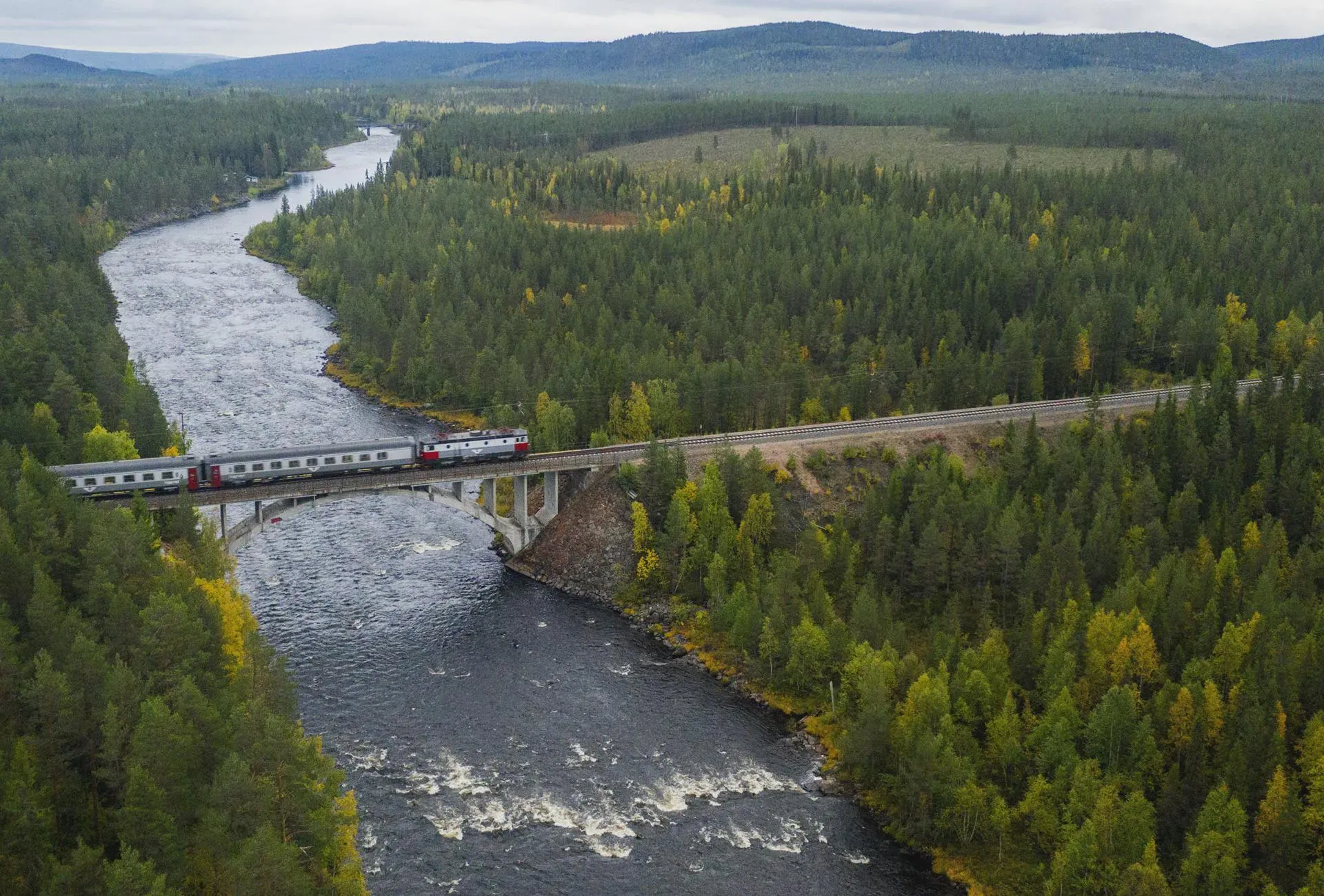 Где-то в Швейцарии. Не фотофокс конечно, но симпатично.