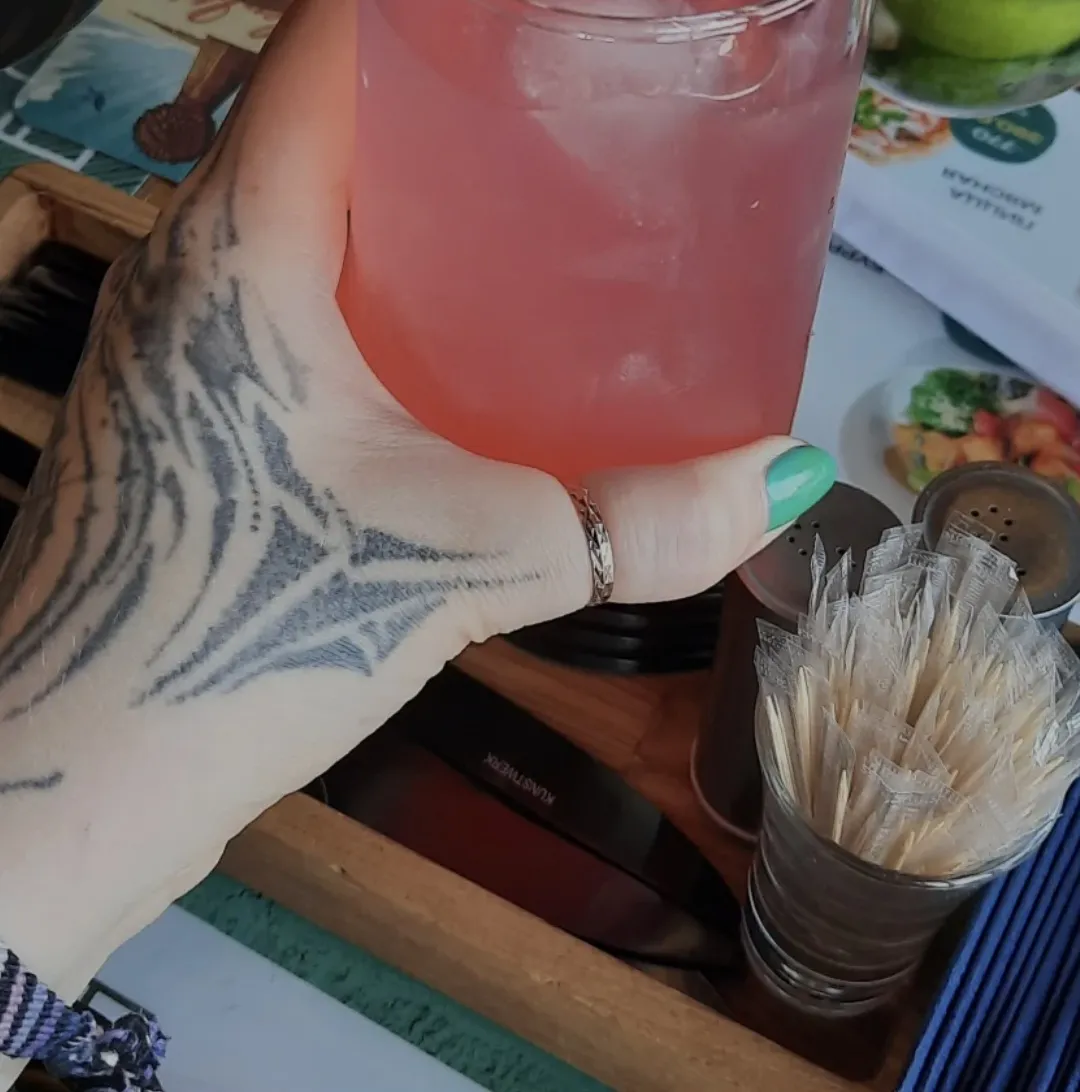 А почему кольцо на твоем пальце выглядит так, будто палец вот вот отвалится от передавливания?