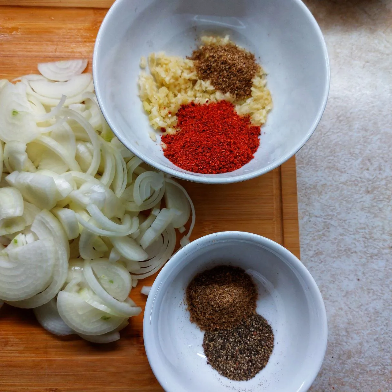 Нижняя пиала кориандр и черный перец. Верхняя давленый чеснок и всё остальное.