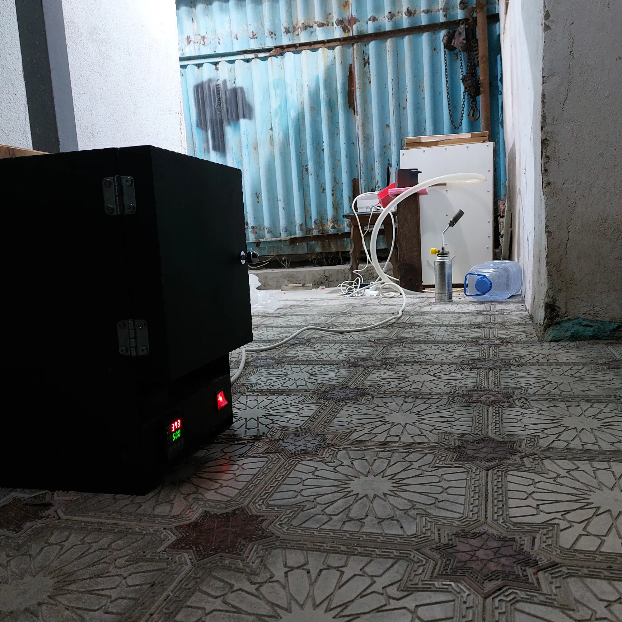 Тут прост и обжигается и коптитцо