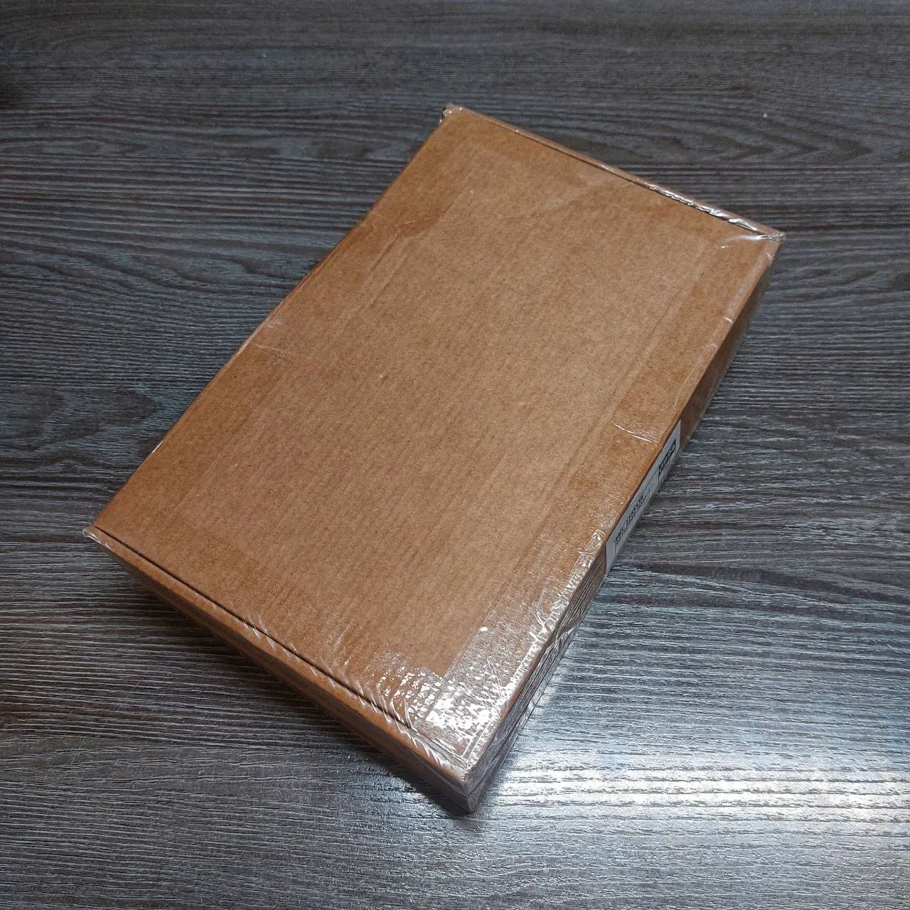 Всё проклеено скотчем, дабы никакая жижа внутрь не просочилась.