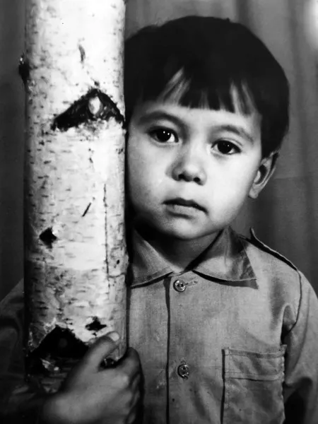 Полено настоящее и держать его ровно было не очень. Фотограф гад.