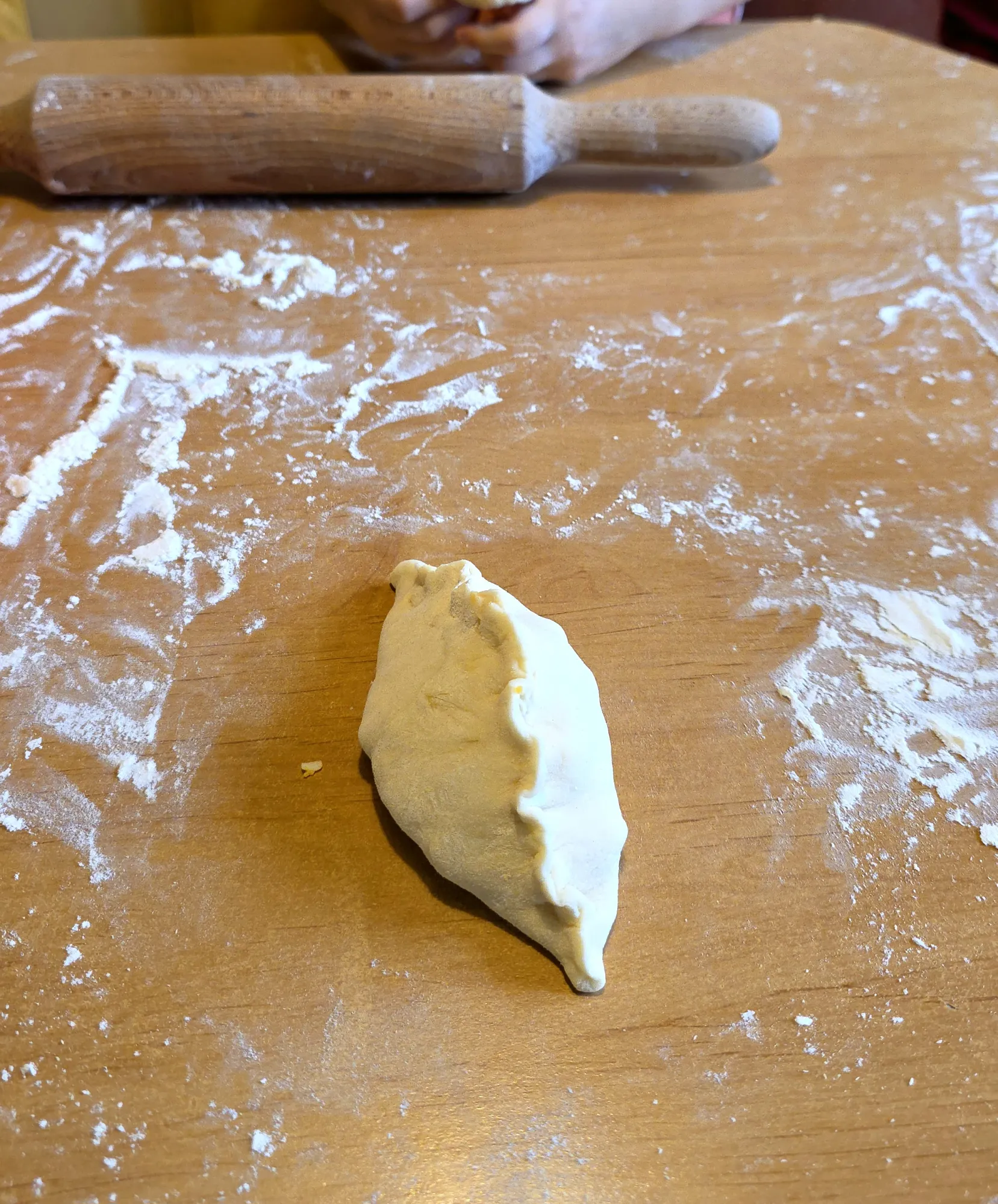 Перекладываем его на противень