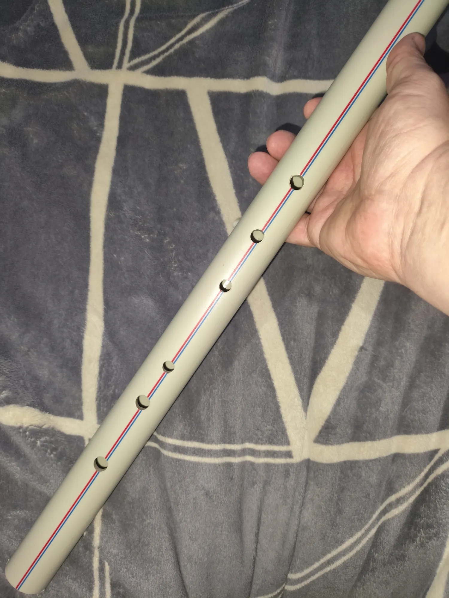 Шесть отверстий - неканон. Обычно сяку настраивается в пентатонику, поэтому отверстий 4, или максимум 5, если с октавным.