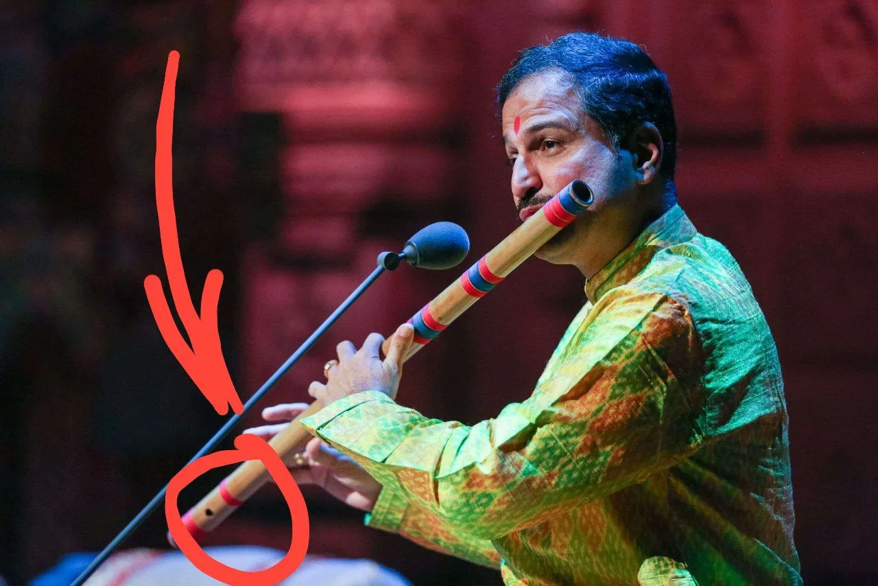 Вот здесь очень хорошо видно подстроечное отверстие.