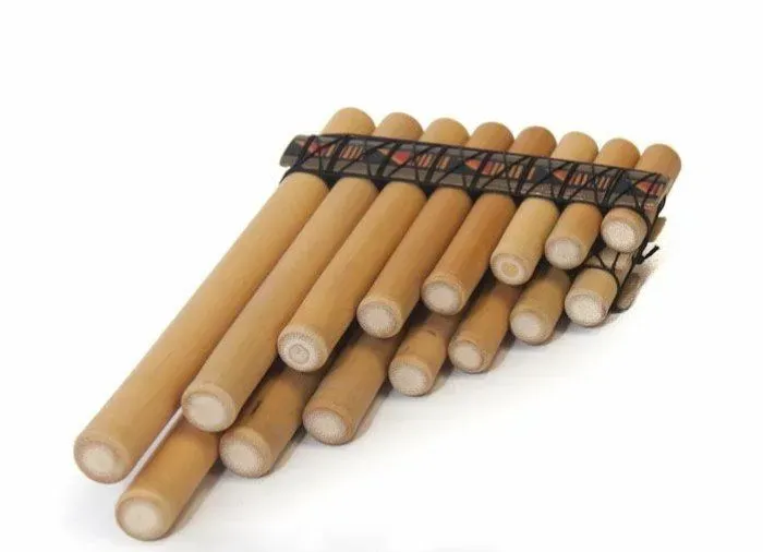 В отличии от флейты Пана сампоньо часто набирается в два ряда