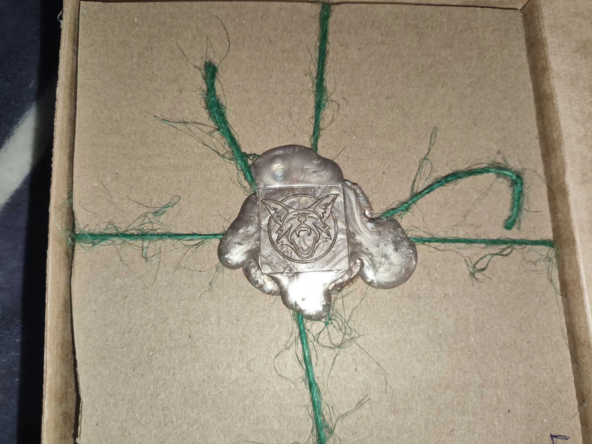 Так и есть! Ещё одна печать! На этот раз сургучная.