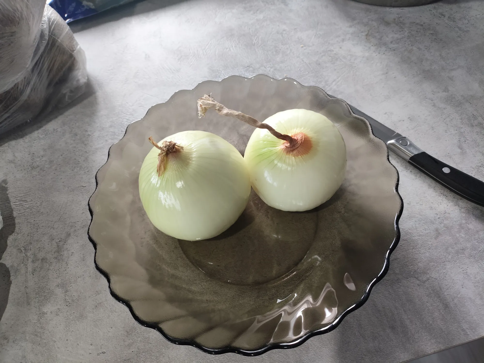 Всегда оставляю хвостики. За них удобно держать полулуковки, пока нарезаешь.