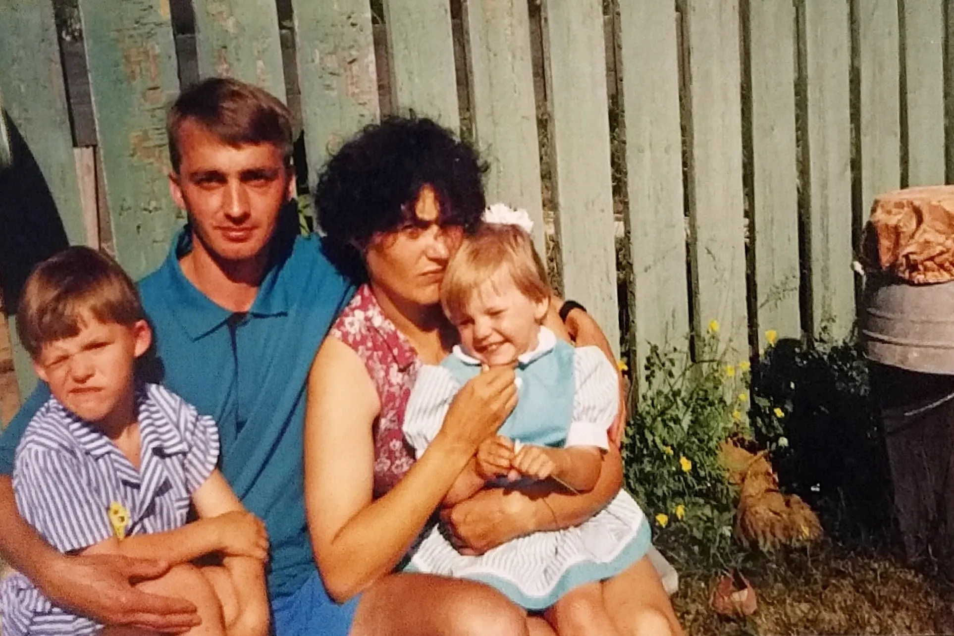 семья. зелёный забор с первого фото)