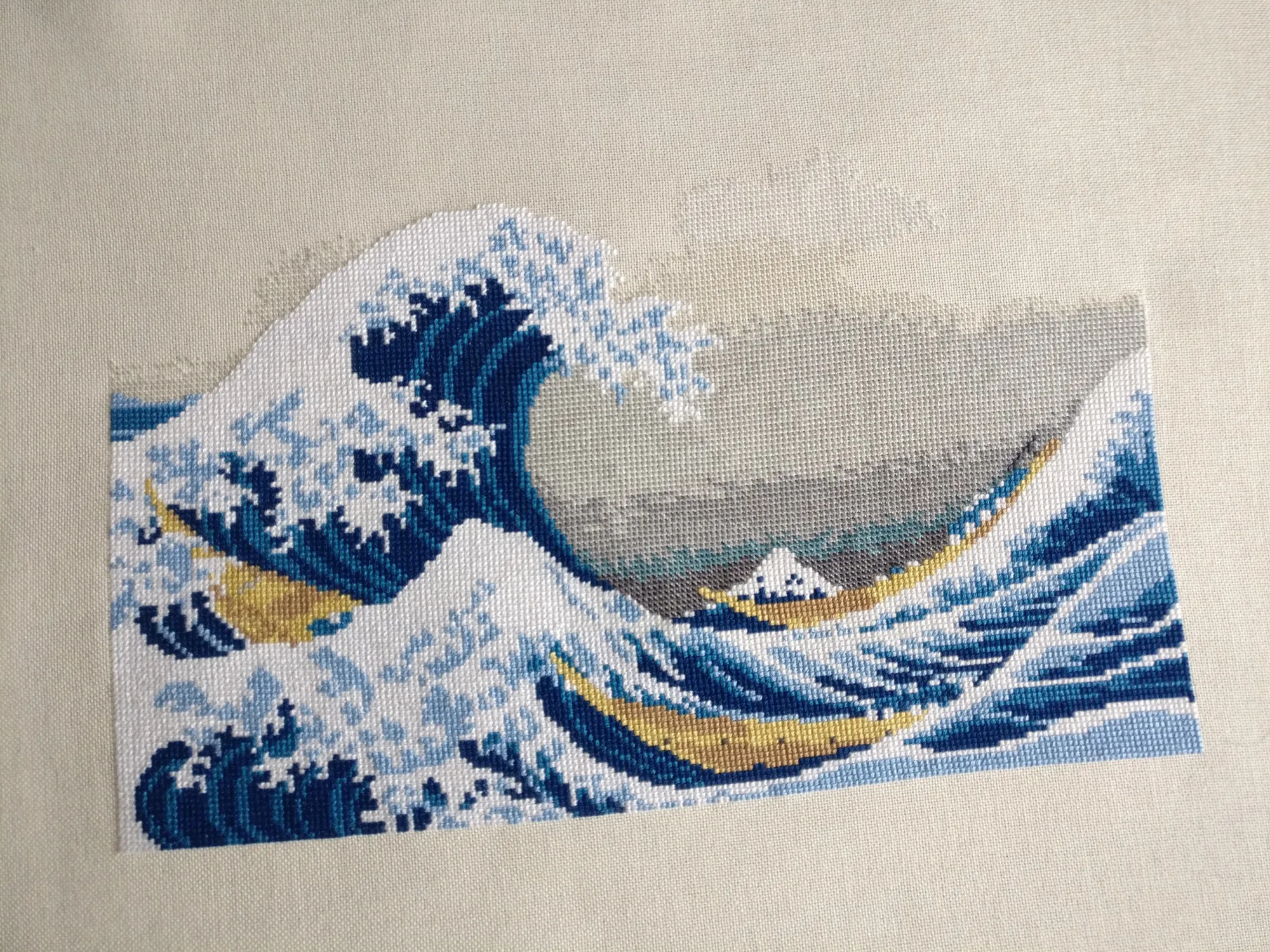 фон зашивается частично, полукрестом. мне не очень нравится сам процесс вышивки полукреста, но здесь, из-за больших однотонных участков, было нормально