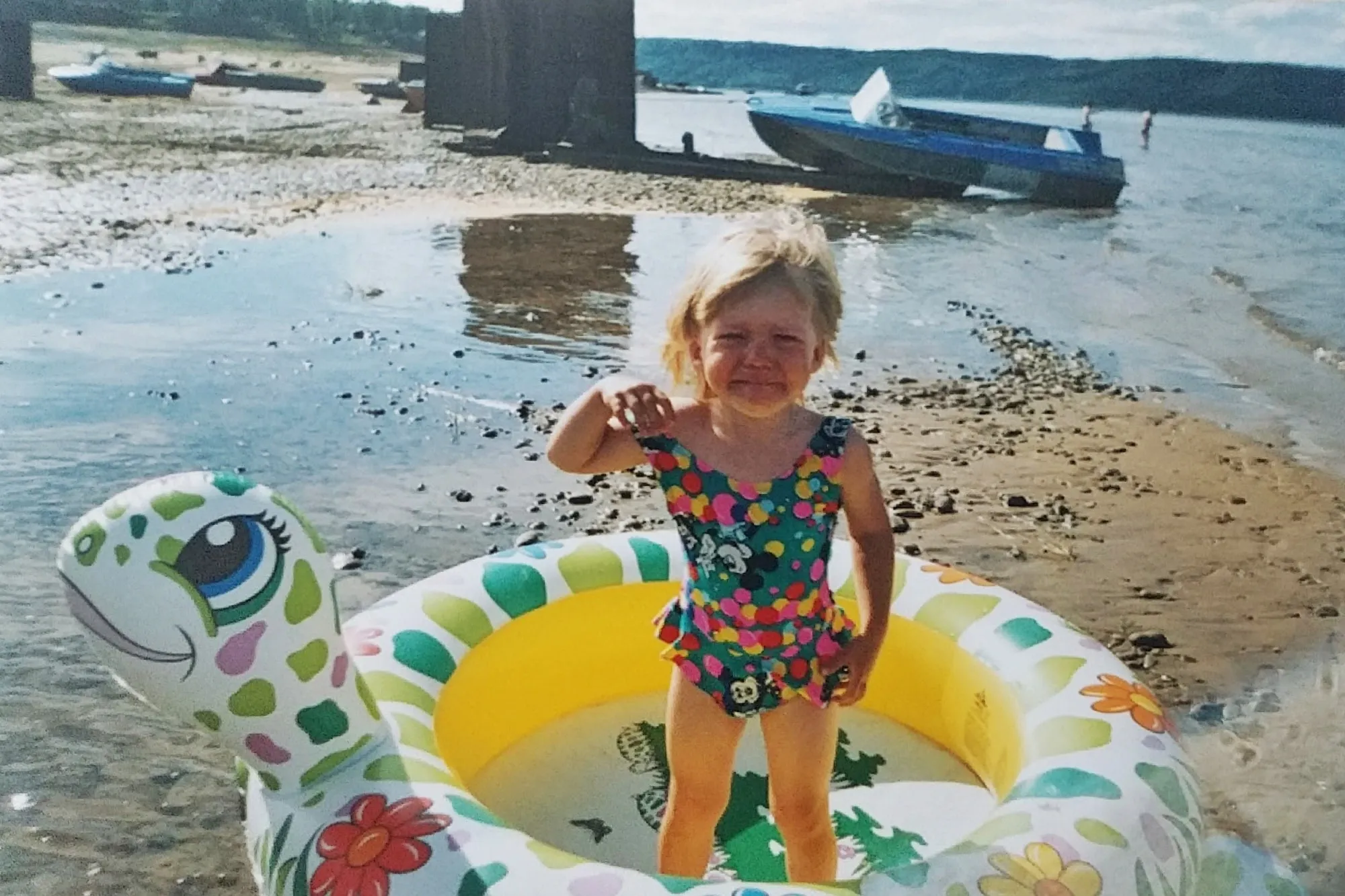 зачем? для чего? но эта фотография красуется в выпускном альбоме из детского сада с заголовком «лето красное, прекрасное»