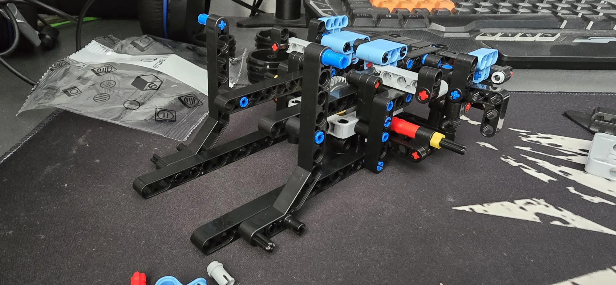 Всё что из этого понятно, что тут будут колёса xD