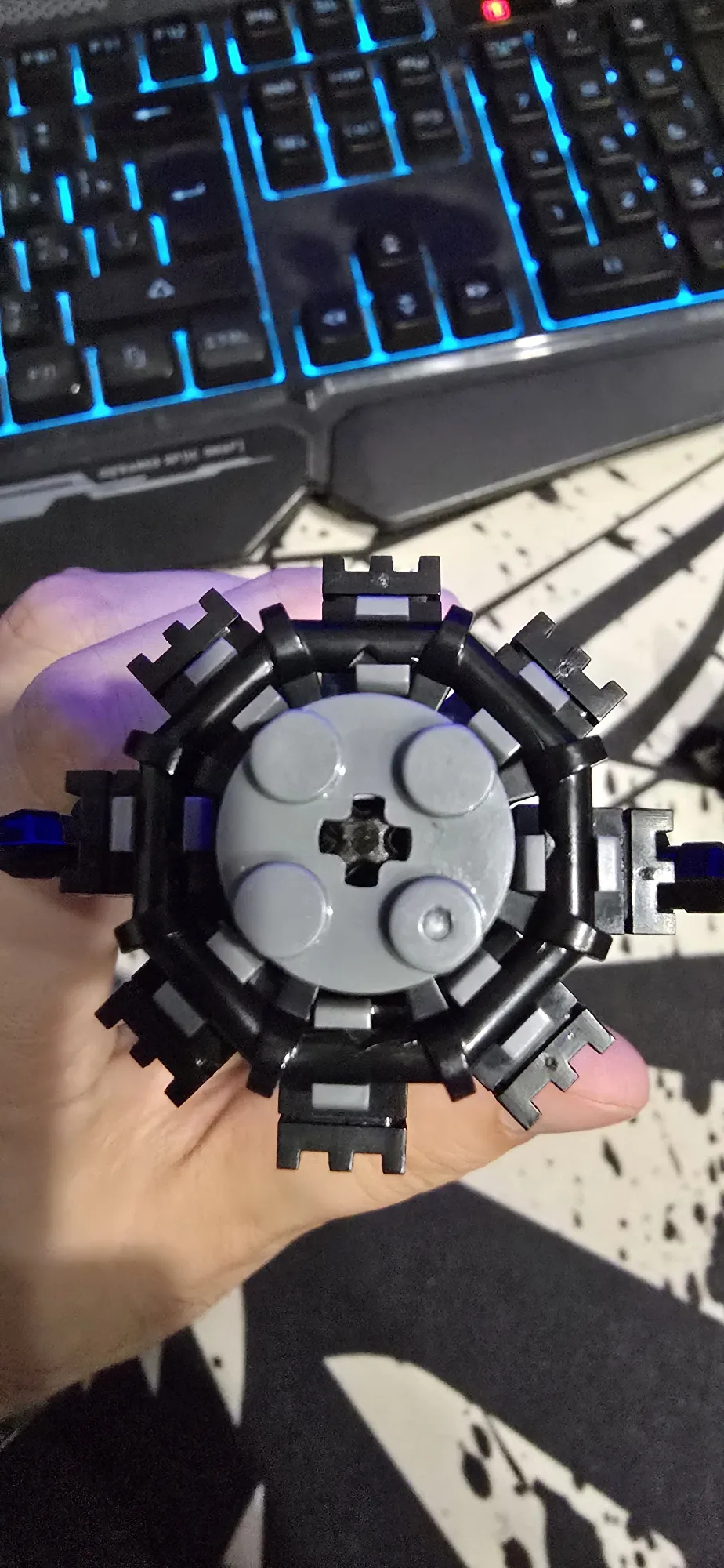 Серая приложена как "надо", но вот..