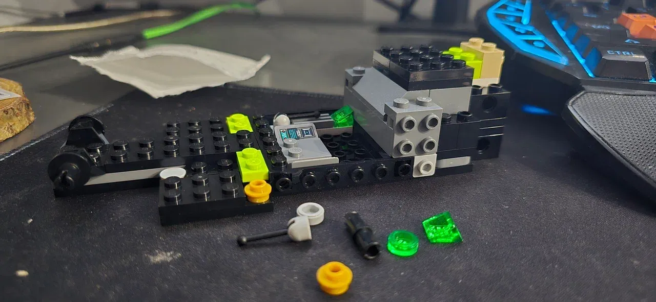 Перед лежат запасные детали, как видим их тут достаточно.&nbsp;