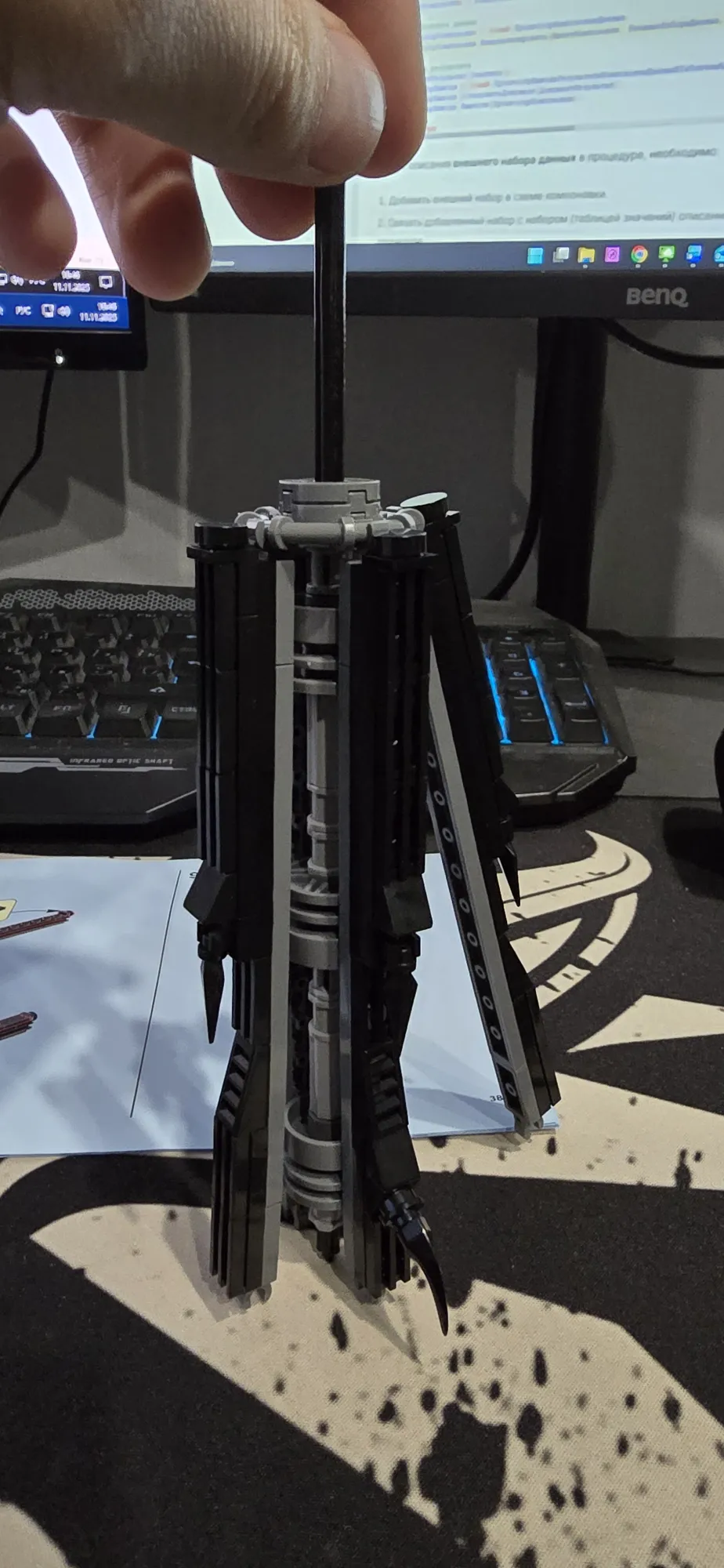 Фи, на заднем плане ещё и работа попала..