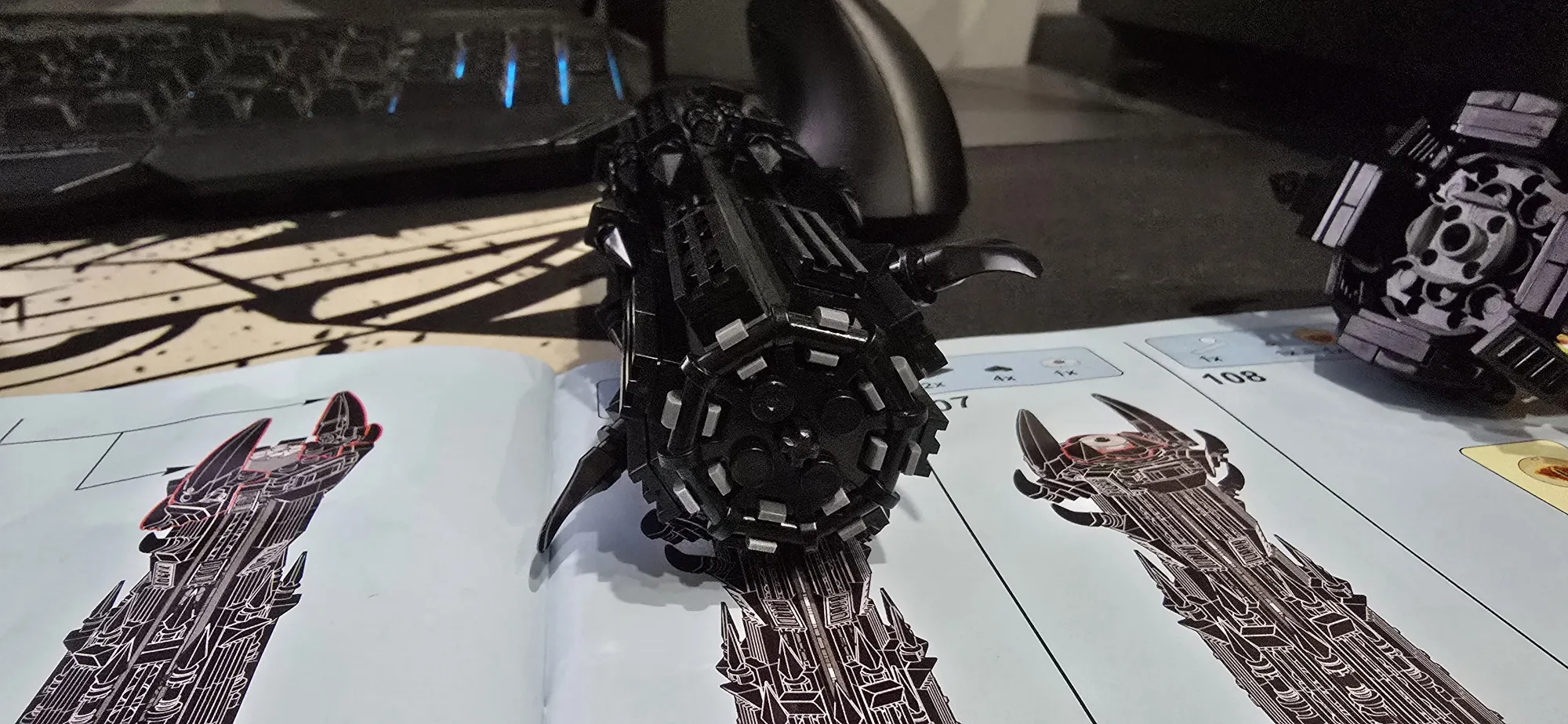 Смысл в том, что там где шипы торчат, должен быть по центру ребра увадрата, а не на его углу.&nbsp;