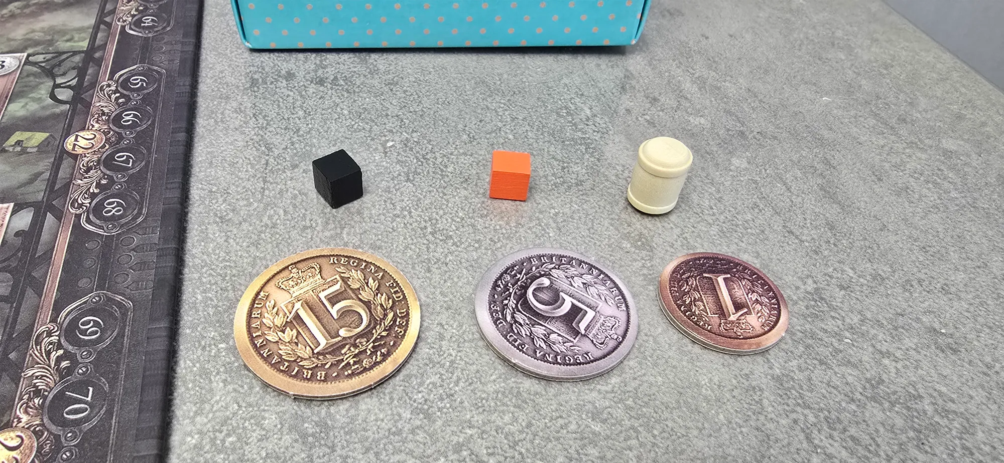 Жетоны угля, метала, пива (очень важное в данной игре) и деньги.&nbsp;