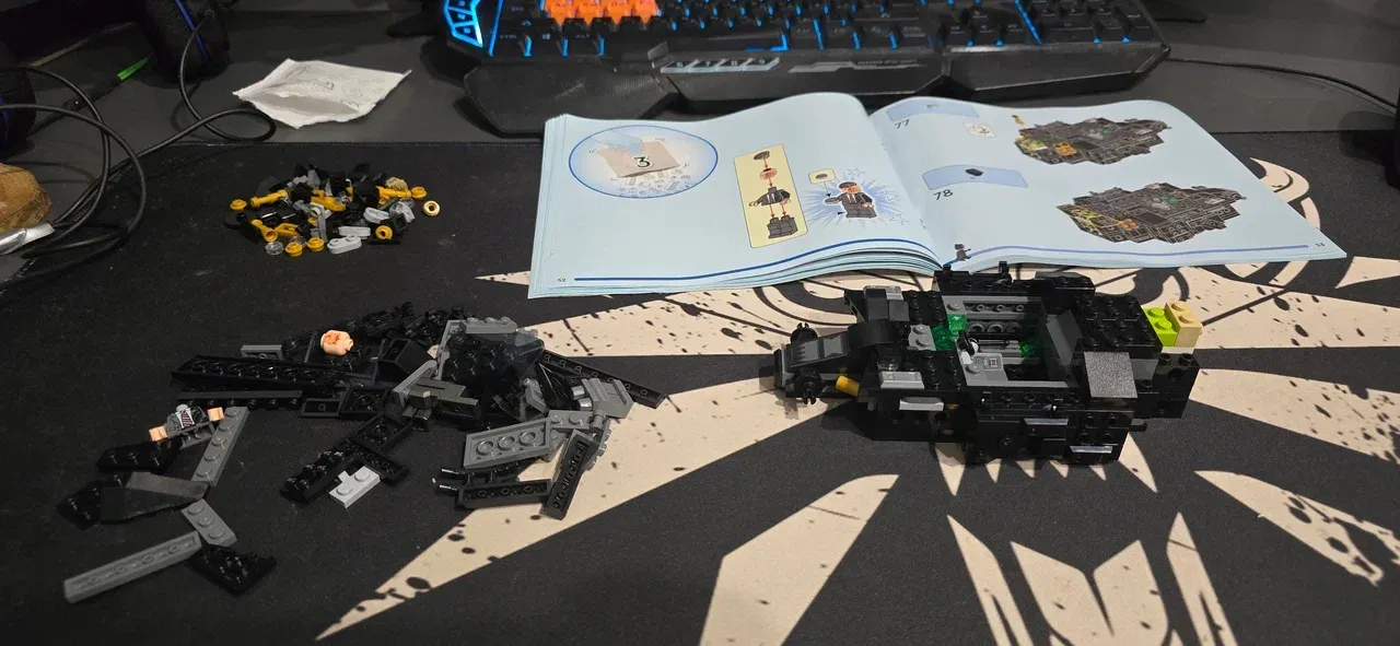 Инструкция сверху, модель под ней.&nbsp;Основной пакет слева, малекий пакет слева сверху.&nbsp;