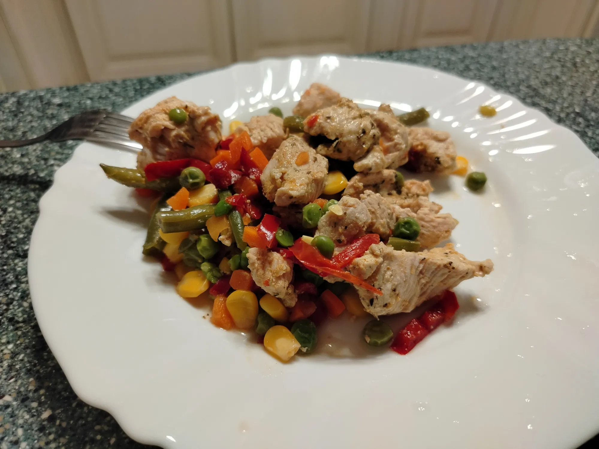 После того, как выложили мясо, на среднем огне доводим его до готовности буквально минут 10 и получаем вот такое вот блюдо. Проверить, готова ли индейка очень легко - мясо должно легко разрубаться нажатием гранью вилки.&nbsp; Стоит отметить, что с индейкой хорошо сочетаются красное и белое вино, пиво, водка, самогон, виски, джин, коньяк, шампанское, вермут, текила. Ни в чём не отказывайте себе, но помните о вреде злоупотребления чаем, особенно зелёным.&nbsp;