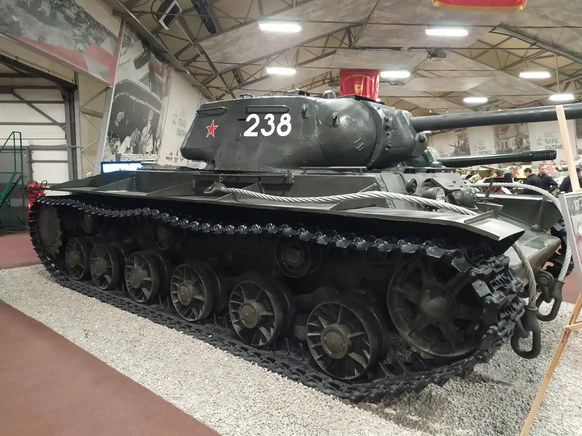Можно было бы, конечно, сказать, что это просто танк КВ, но на самом деле это опытный образец - "Объект 238", который также известен как КВ-85Г. По сути, это попытка поставить 85-мм пушку на базу КВ-1С, в то время как на серийной версии КВ-85 использовалась своя башня