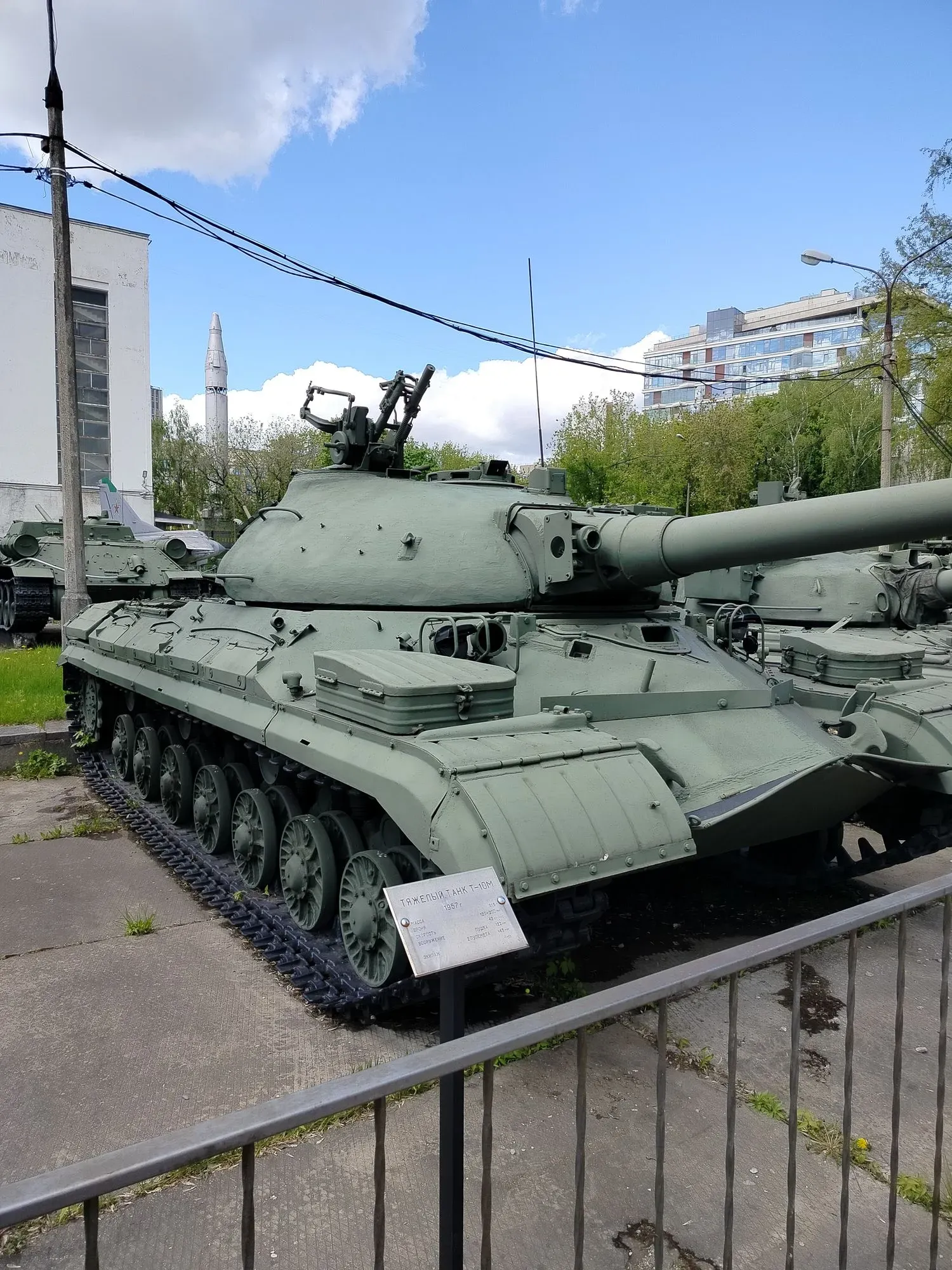 Тяжёлый послевоенный танк Т-10М. Последний серийный танк в своём классе. В этот момент концепция в СССР, как и в остальном мире, смещалась в сторону основных боевых танков. 