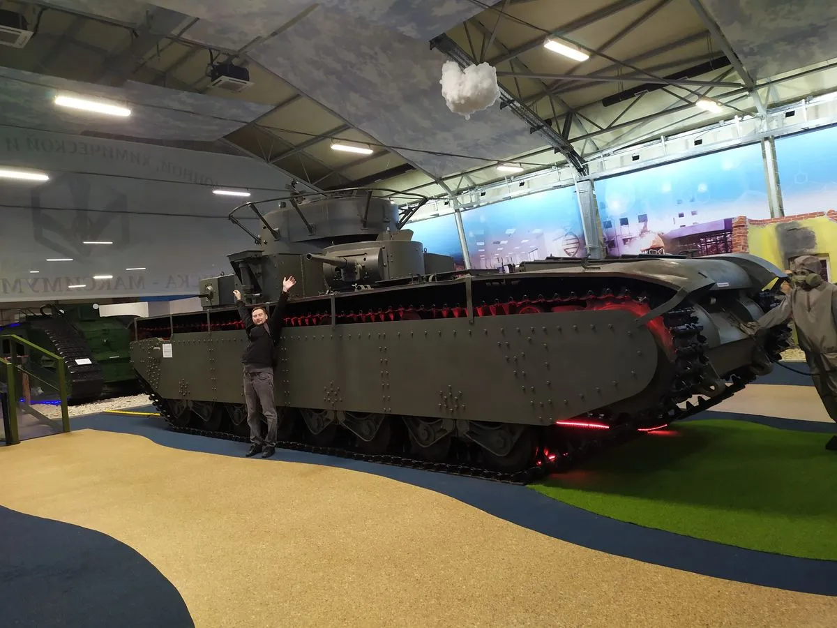 Т-35.&nbsp;Советский тяжёлый многобашенный танк межвоенного периода. Экипаж составлял 10 человек, в число которых, судя по виду, должны были входить штатные инквизиторы и&nbsp;представители адептус механикус.&nbsp;