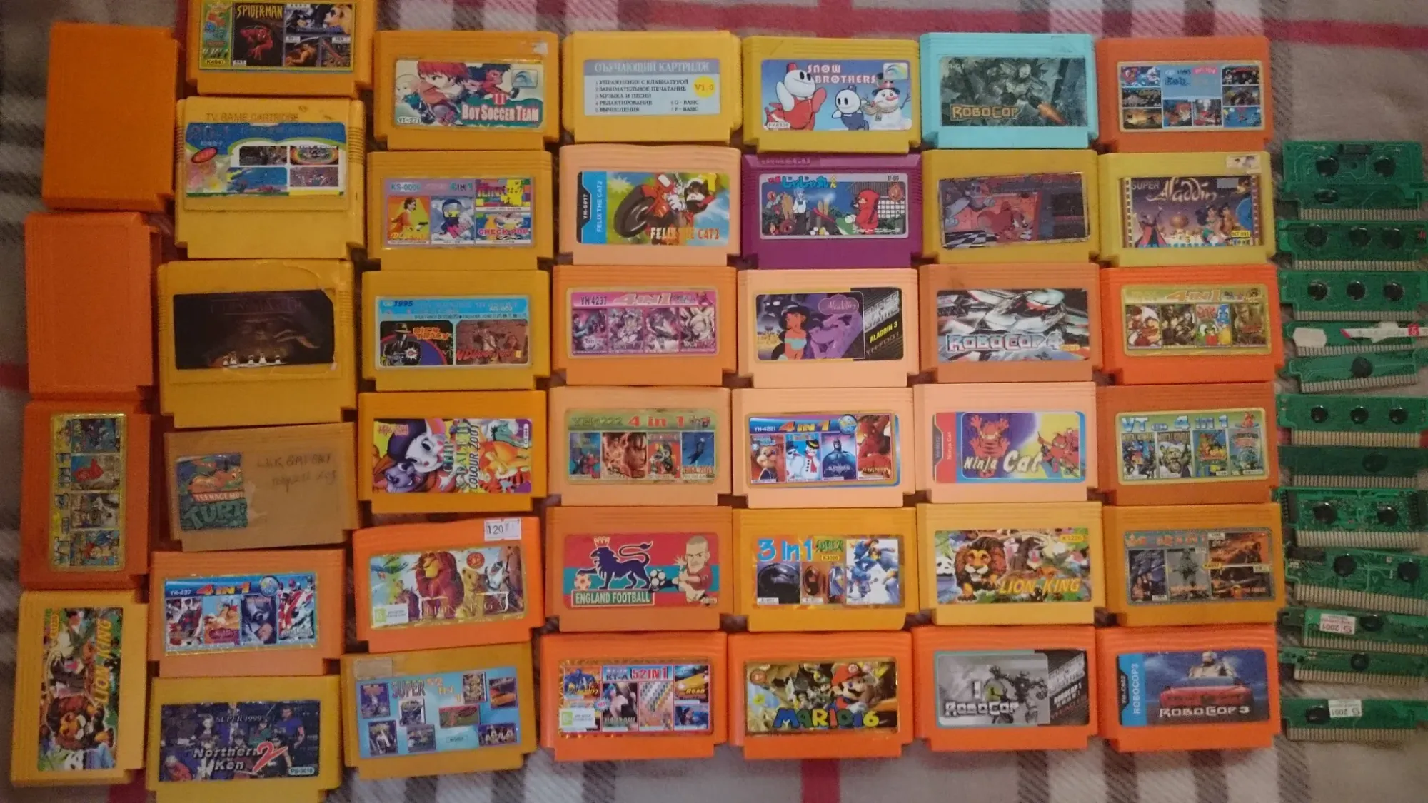 Те самые картриджи для денди в своем многообразии. Так как статья у меня про пиратство, то и все картинки честно реквизированы откуда-то из интернета.