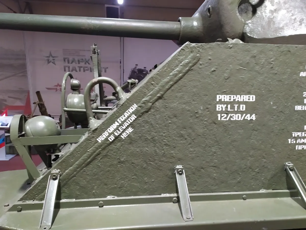 Интересная маркировка на корпусе ленд-лизовского "Шермана". Выглядит как "Линия отреза", "Не кантовать"