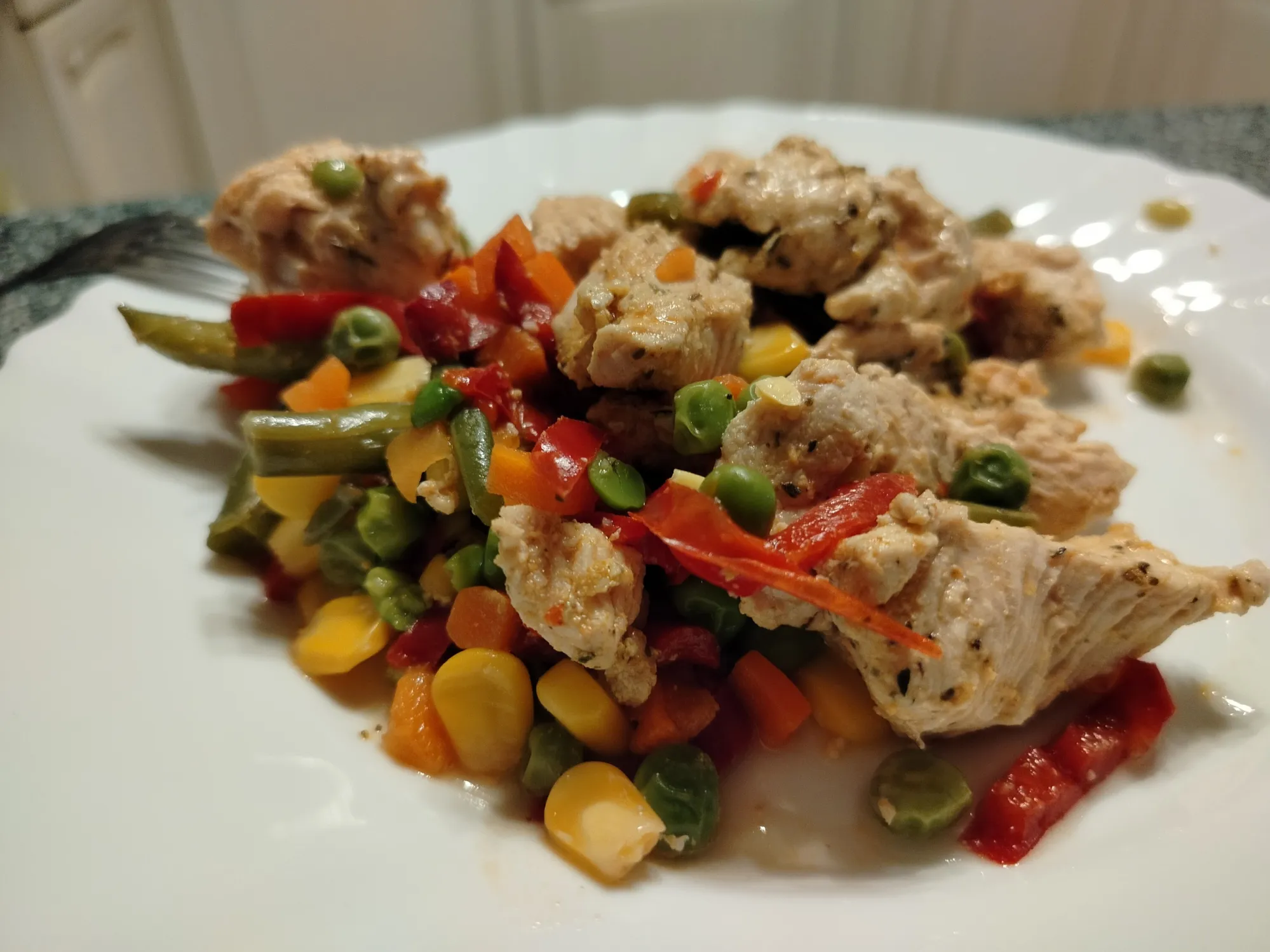 Ракурс ближе. При таком варианте готовки стоит учитывать, что мясо не выйдет нежнораспаренным, но в силу того, что индейка сама по себе обладает достаточно мягким и сочным мясом, нам это не критично.&nbsp;