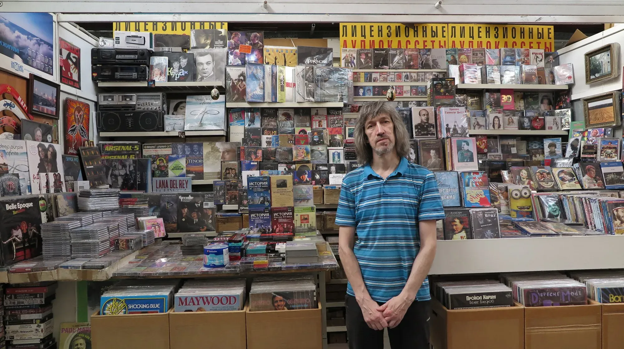 Сейчас такая мешанина воспринимается скорее ностальгически. В 90-ые многие палатки выглядели примерно так, представляя собой мешанину из всего подряд. Ну вот разве что пластинки лишние.&nbsp;