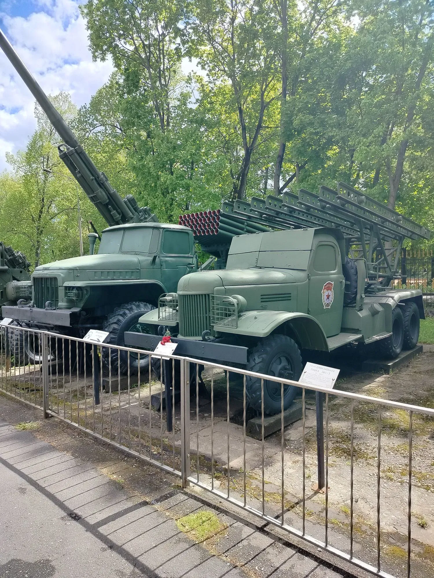 Советские РСЗО. На первом плане "Катюша", позади неё "Град" на базе тяжелого грузового автомобиля Урал