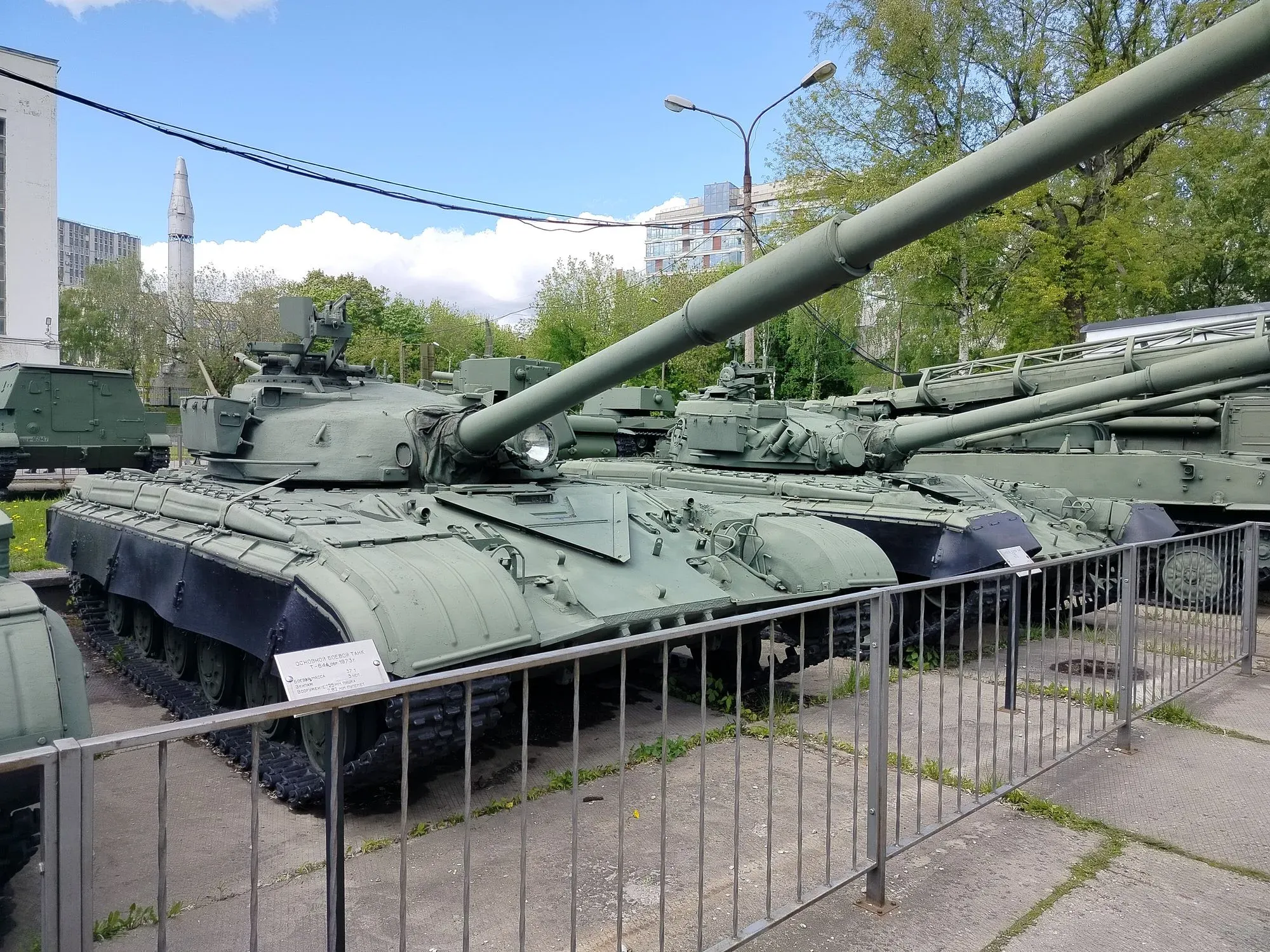 А вот, собственно, и ОБТ пошли. На переднем плане запечатлён ранний Т-64 с минимальным обвесом. 