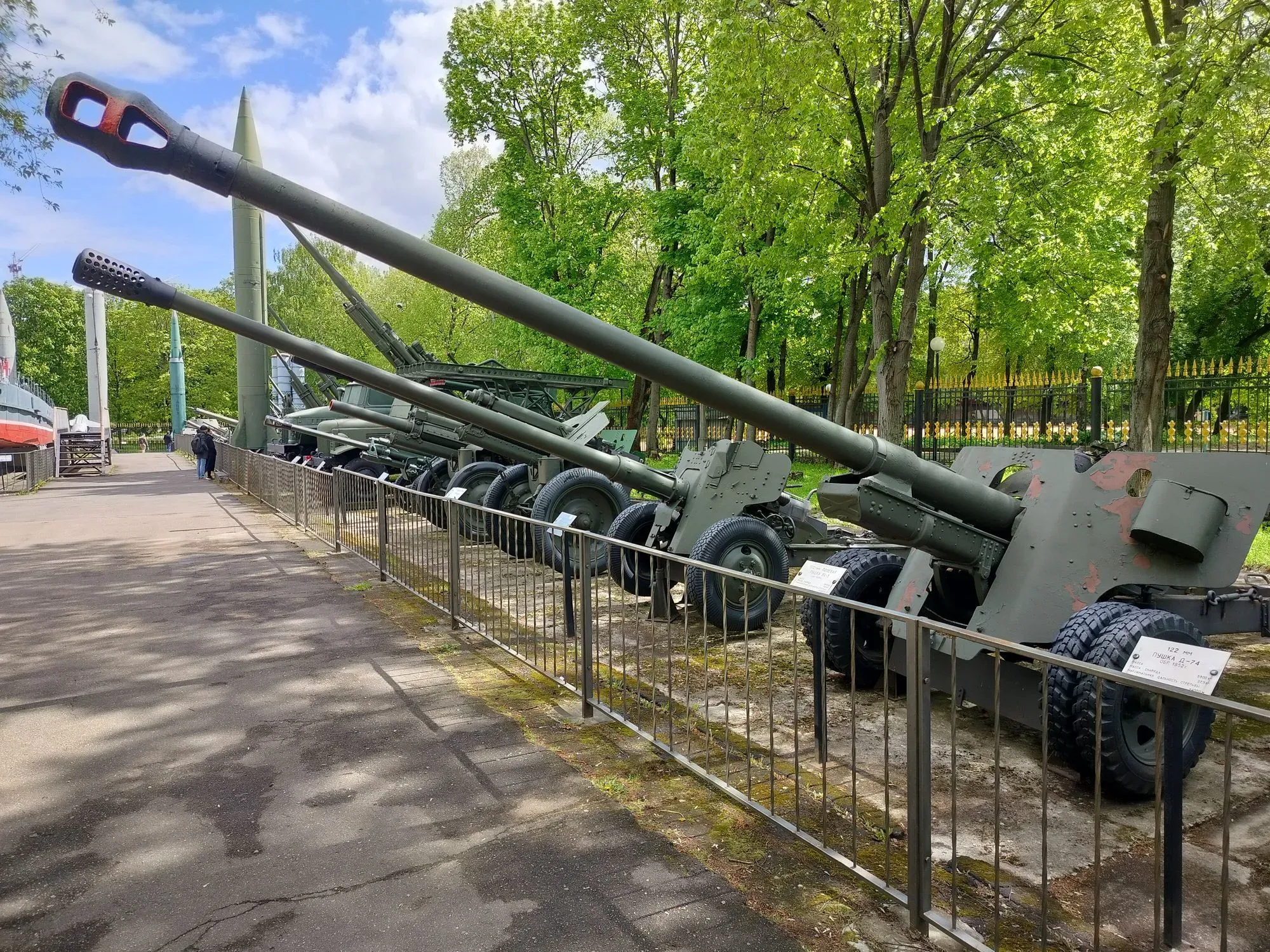 Крупнокалиберная противотанковая артиллерия. На первом плане "зверобой" - 100-мм БС-3, которая состояла на вооружении ещё долгое время после войны.