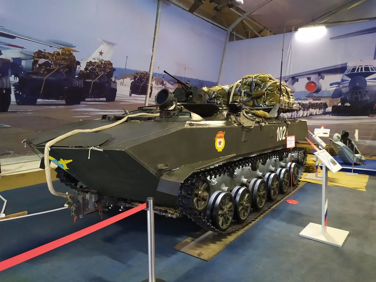 БТР-Д. "Д" в названии значит "десантный", что в полной мере отражено в оформлении стенда. Реален ли номер или придуман - уже не помню, но на корпусе хорошо виден символ гвардейской части.